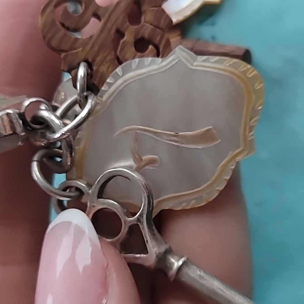 REMINISCENCE KEY EARINGS - Picture 4 of 4